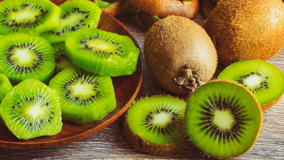 Kiwi Khane Ke Fayde for Skin Glow