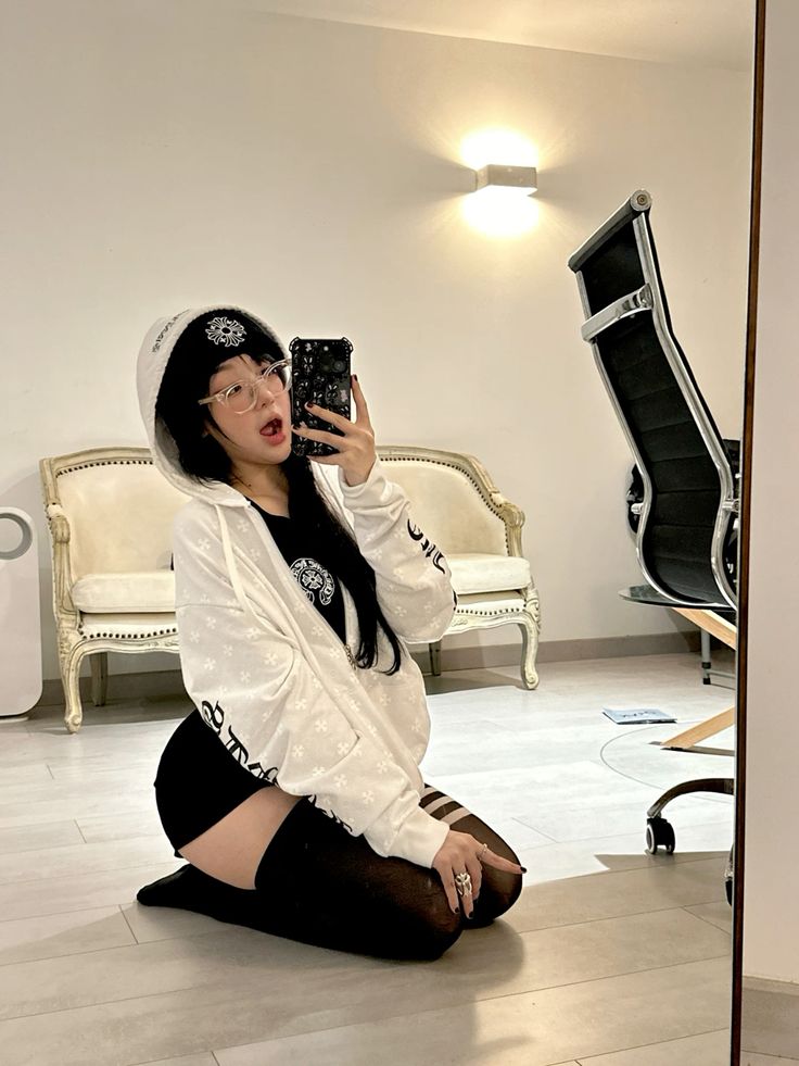 Ways to Wear Chrome Hearts Sweatshirt With Loose Cargos