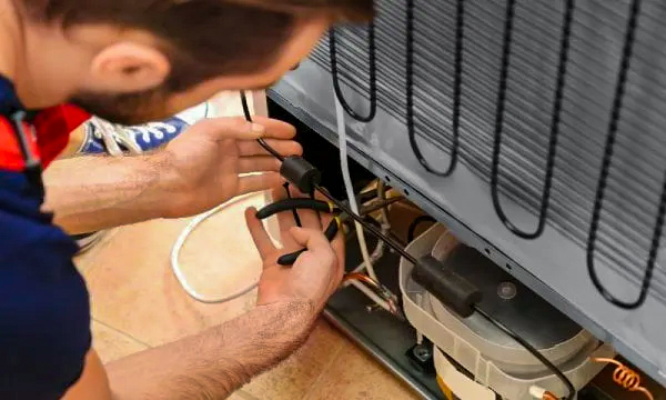 Are there any emergency services for refrigerator repair near me in Dubai?